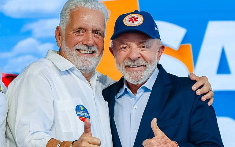 Lula e o senador Jaques Wagner durante cerimônia de entrega de ambulâncias do Samu em Salvador
