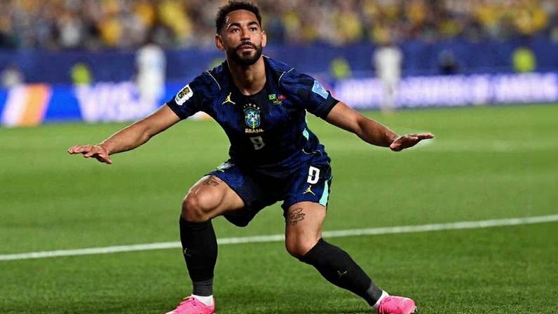 Matheus Cunha celebra o gol fazendo movimento de surfe