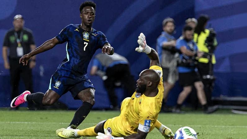 Vinicius Junior supera o goleiro Placide marca o terceiro gol do Brasil contra o Haiti; atacante participou de todos os tentos da seleção na Copa