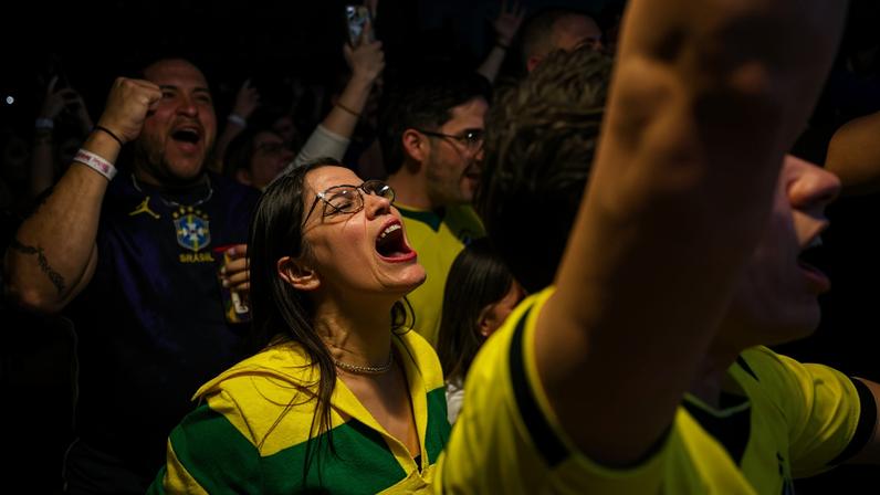 Torcedores celebram Vini Jr, que marca o terceiro gol do Brasil para a seleção brasileira em transmissão do jogo contra o Haiti, na Casa CazéTV, em São Paulo