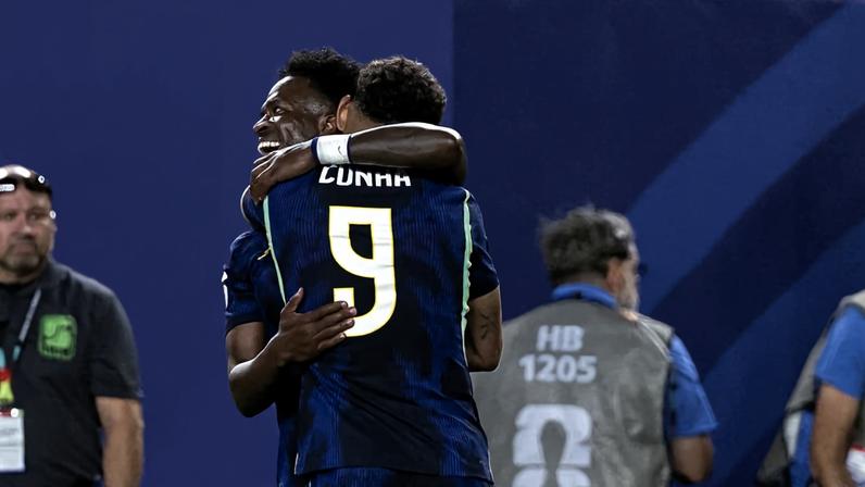 Vinicius Junior abraça Matheus Cunha durante comemoração do gol do camisa 9