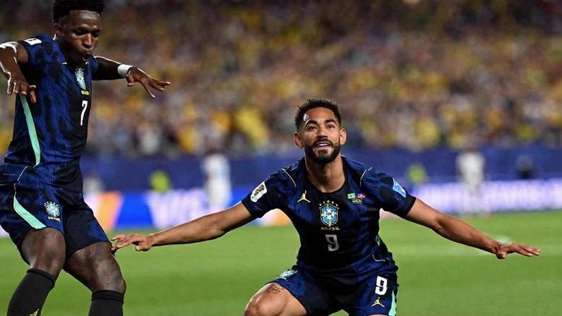 Matheus Cunha e Vinicius Junior celebram segundo gol do Brasil contra o Haiti, na Filadélfia, como se estivessem em pranchas de surfe