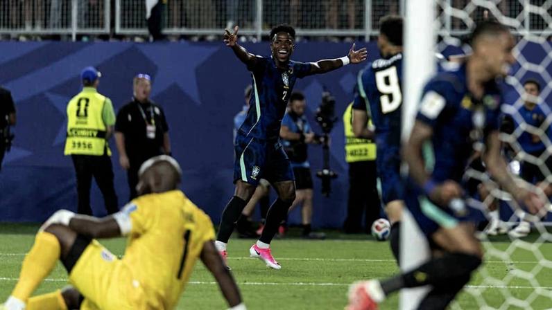 Vinicius Junior e Matheus Cunha comemoram o primeiro gol na partida contra o Haiti; Brasil lidera o Grupo C pela vantagem no saldo de gols.