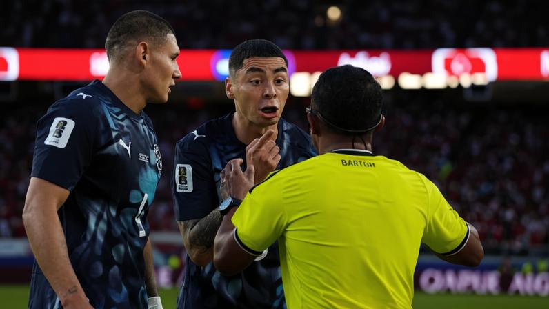 Paraguaio Miguel Almiron reclama com árbitro durante partida contra Turquia; VAR avisou o juiz, que expulsou o jogador