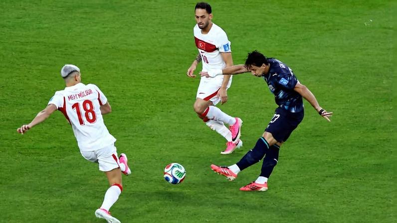Paraguaio Galarza chuta para marcar o gol de sua seleção logo a 1min04s do duelo contra a Turquia, em Santa Clara, nos Estados Unidos