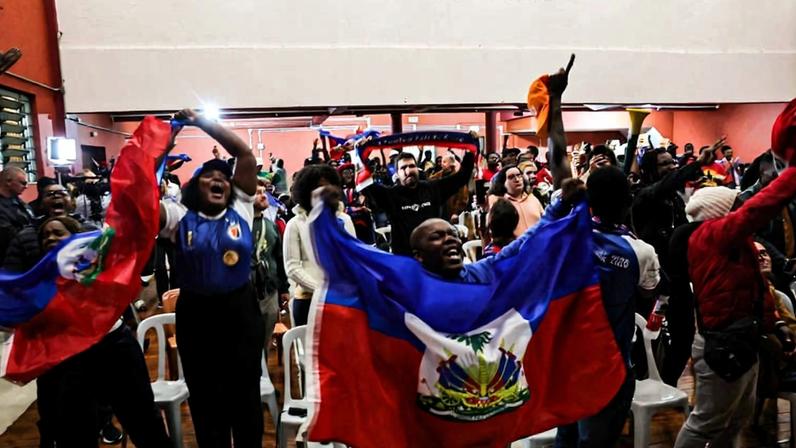 Haitianos assistem a jogo entre Brasil e Haiti pela Copa do Mundo na Paróquia Nossa Senhora da Paz, região central de São Paulo