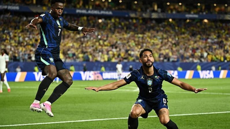 Acompanhado de Vinicius Junior, Matheus Cunha comemora o seu primeiro gol na vitória sobre o Haiti, na Filadélfia