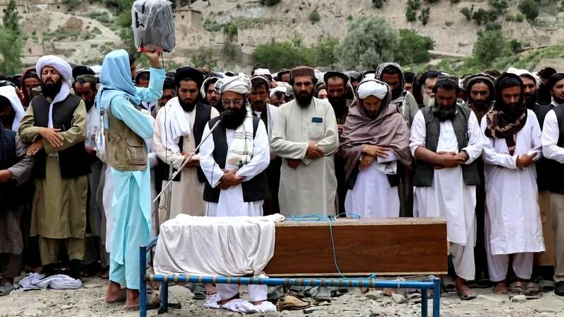 Homens afegãos se reúnem para funeral de vítimas de ataques do Paquistão na província de Khost