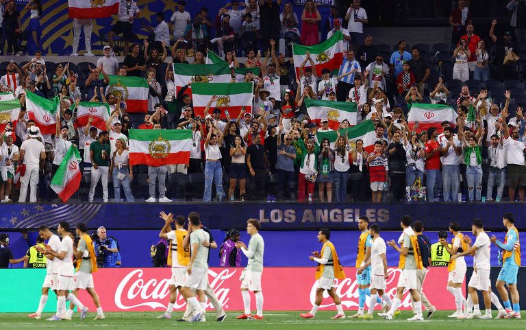 Bandeiras do Irã pré-revolução são exibidas no estádio SoFi em Los Angeles