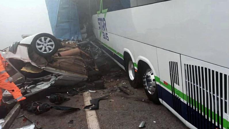 Acidente neste sábado (20) na BR-262, em Betim (MG), envolveu ao menos 13 veículos, incluindo um ônibus