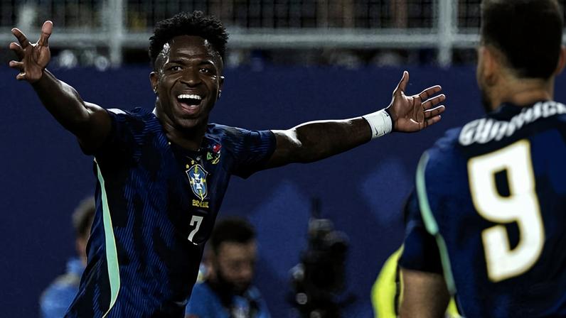 Vinícius Júnior e Matheus Cunha comemoram o primeiro gol do Brasil contra o Haiti