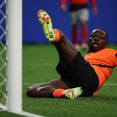 Brobbey, reserva contra o Japão, marca 2 gols em 17 minutos na Suécia