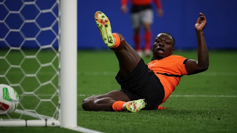 Brian Brobbey marca o segundo gol da Holanda contra a Suécia, ainda no primeiro tempo
