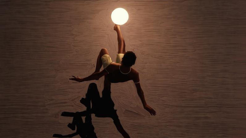 A ilustração de Adams Carvalho, publicada na Folha de São Paulo no dia 21 de junho de 2026, mostra o desenho de uma pessoa no ar chutando uma bola de futebol num movimento conhecido como "bicicleta" - que consiste em jogar o corpo para trás enquanto se eleva o pé acima da altura da cabeça para acertar a bola.