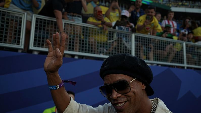 Ronaldinho Gaúcho cumprimenta torcedores no estádio de Filadélfia, onde Brasil e Haiti se enfrentaram pelo Grupo C da Copa do Mundo