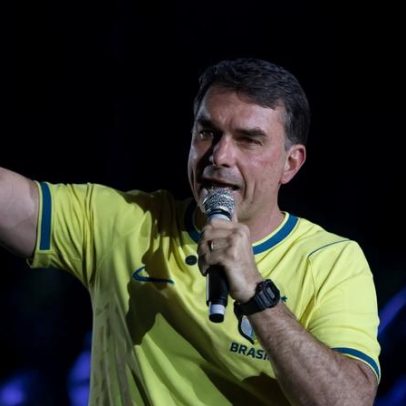 Flávio Bolsonaro parabeniza Espriella pela vitória e aponta avanço da direita