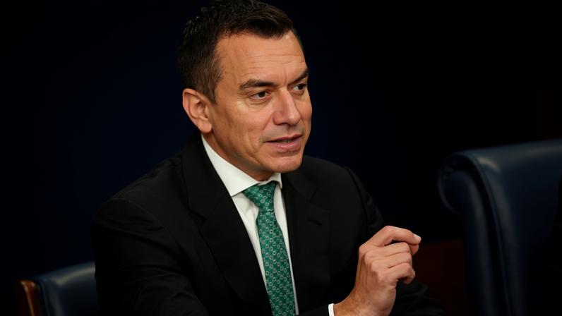 O presidente do Equador, Daniel Noboa, fala durante uma reunião no Pentágono, em Washington (EUA)