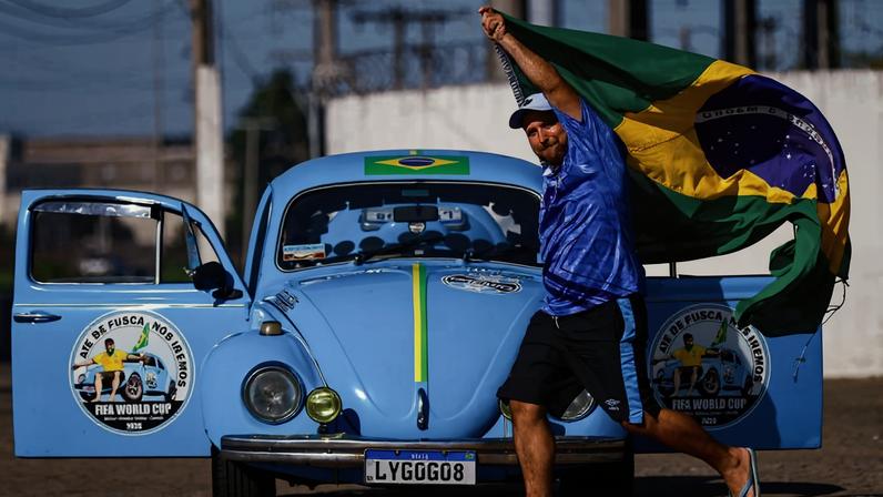 Guilherme Martin posa com seu fusca azul em Porto Alegre; gremista percorreu mais de 20 mil quilômetros até os EUA para assistir à Copa do Mundo - Guilherme Martin posa com seu fusca azul em Porto Alegre; gremista percorreu mais de 20 mil quilômetros até os EUA para assistir à Copa do Mundo - Diego Vara - 2 mar. 2026 / Reuters