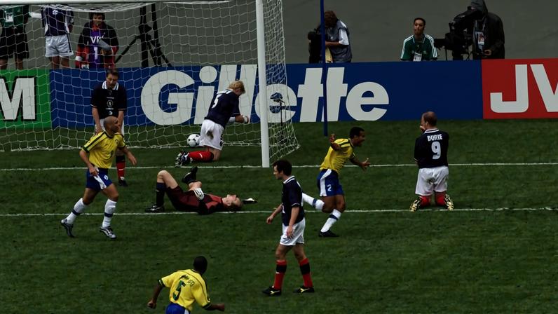 Cafu (centro), da seleção brasileira, comemora o gol contra do zagueiro escocês Tom Boyd (esq.) na Copa de 1998