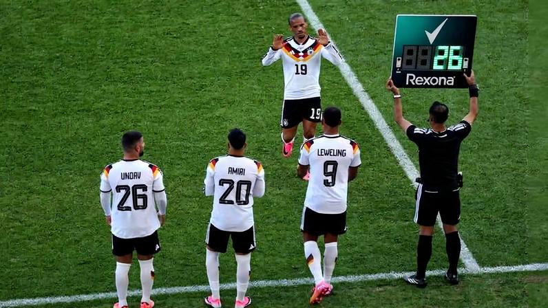 Undav (à esquerda) entra em campo no segundo tempo da partida entre Alemanha e Costa do Marfim para marcar duas vezes e garantir a vitória de virada, em Toronto