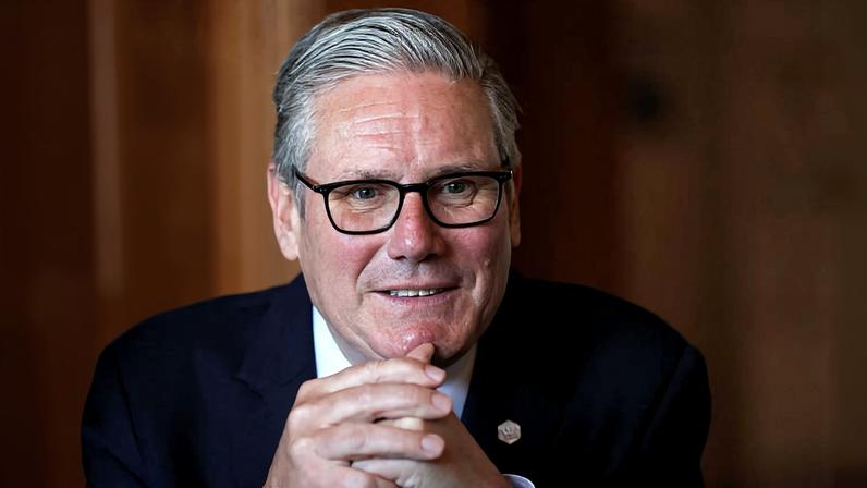 O primeiro-ministro britânico, Keir Starmer, conversa com jornalistas à margem da cúpula do G7, em Thonon-les-Bains, França