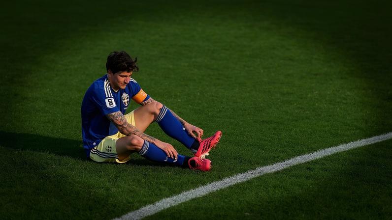 Victor Lindelof lamenta após a derrota da Suécia por 5 a 1 para a Holanda, no Estádio de Houston, nos EUA