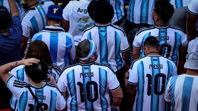 Torcedores no Estádio do Kansas com a camisa da seleção argentina