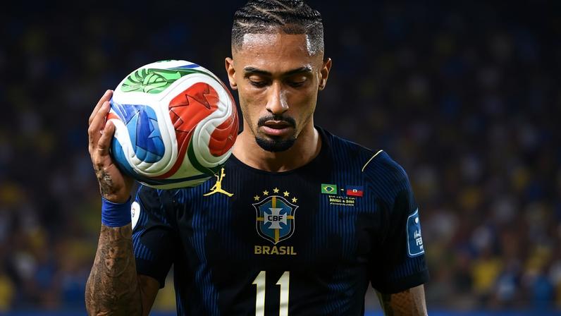 Raphinha saiu de campo com dores na coxa direita na partida contra o Haiti; CBF confirmou a existência de lesão muscular no camisa 11 da seleção brasileira.