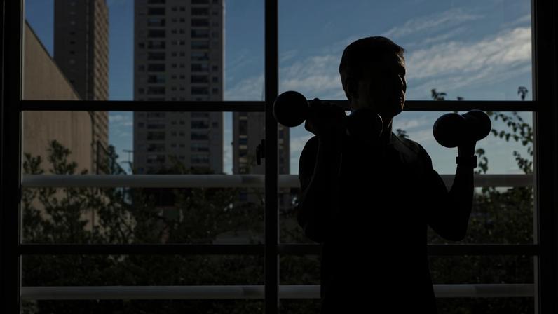 Rogério Beck, 59, que recebeu diagnóstico de Alzheimer, passou a incluir a musculação em sua rotina para manter a saúde física e estimular as funções cognitivas
