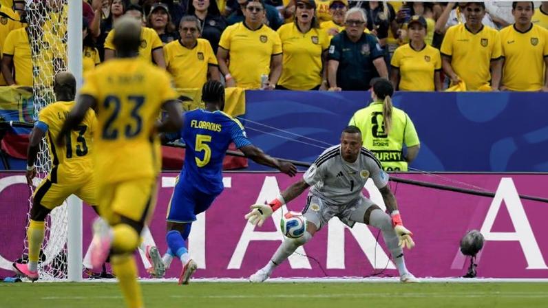 Eloy Room prepara-se para fazer defesa em chute de Enner Valencia, do Equador, na partida pela Copa do Mundo em Kansas City
