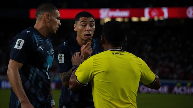 Almirón discute com o árbitro Iván Barton após ser expulso por cobrir a boca para falar com um rival, ação que é proibida no futebol pela Lei Vinicius Junior