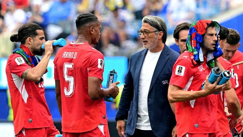 O técnico da Suíça, Murat Yakin, fala com jogadores durante a pausa para hidratação no jogo contra a Bósnia-Herzegovina, no estádio SoFi, em Los Angeles
