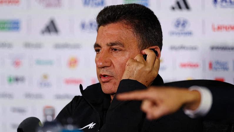 O treinador do Irã, Amir Ghalenoei, durante entrevista a jornalistas na véspera da segunda partida da seleção na Copa do Mundo