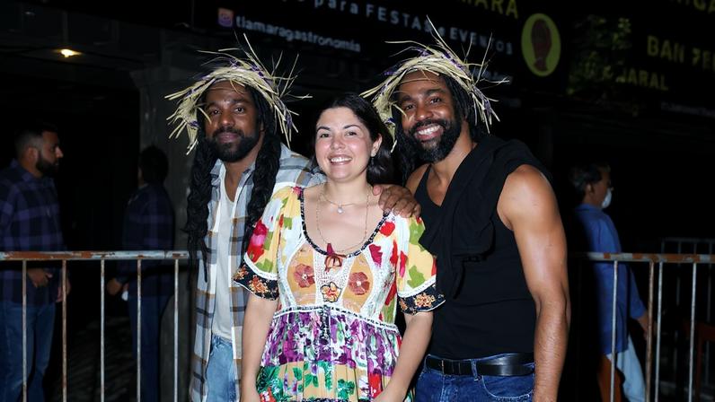 Lázaro Ramos, Fabiana Carla e Rodrigo Simas em festa junina no Rio