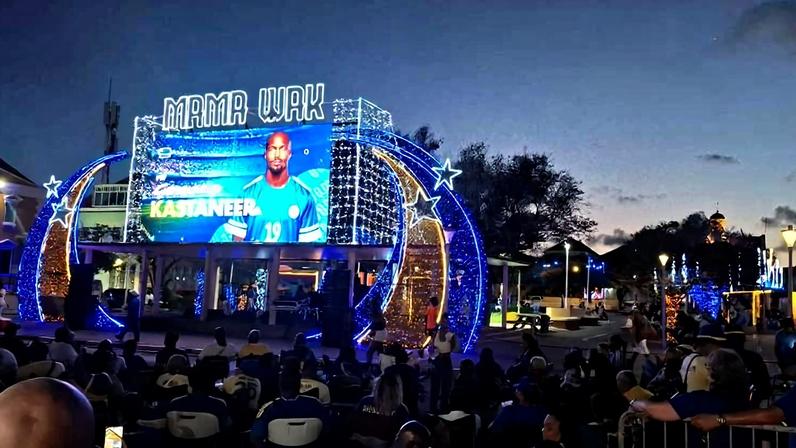 População de Curaçao se reúne na praça Wilhelminapark, em Willemstad, capital do país, para ver o jogo da seleção da ilha contra o Equador na Copa