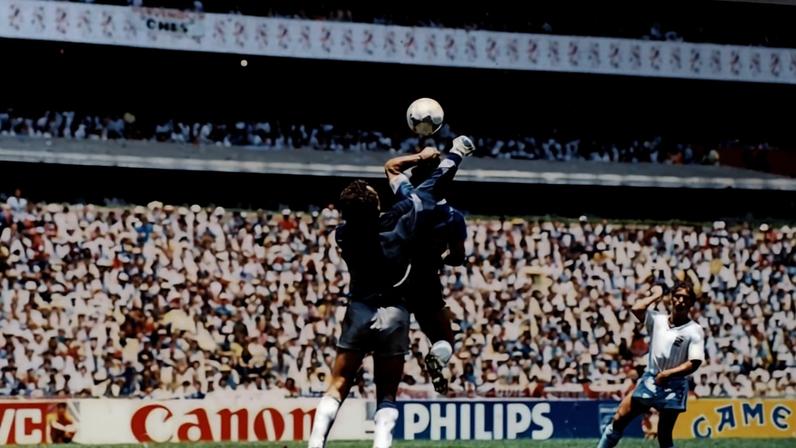 Maradona marca com a mão o primeiro gol da Argentina contra os ingleses na Copa do Mundo de 1986, no México