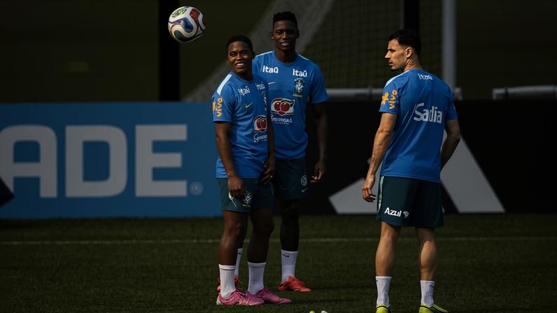 Endrick, Luiz Henrique e Martinelli (da esq. para a dir.), em treino da seleção; eles são três dos candidatos à vaga de Raphinha contra a Escócia