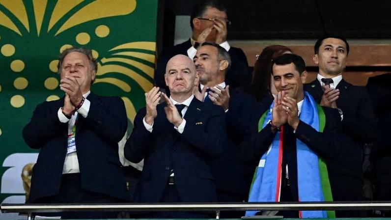 O presidente da FIFA Gianni Infantino, ao centro, durante partida na Cidade do México