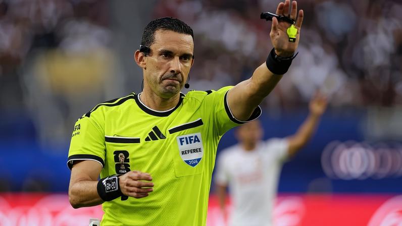 O árbitro Cesar Ramos, que apitará Brasil e Escócia, durante partida entre Irã e Nova Zelândia