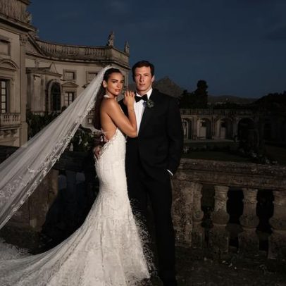 Dua Lipa usa vestido de casamento da Chanel com 25 mil plumas