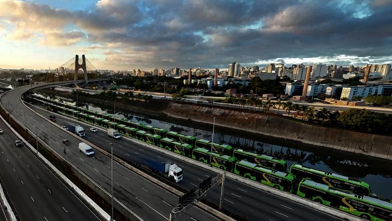 Prefeitura de São Paulo entrega 500 novos ônibus elétricos