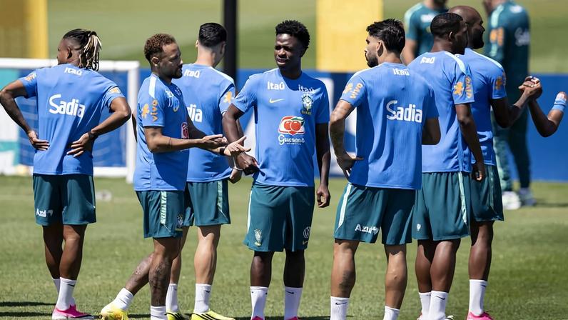 Neymar, Vinicius Junior e Lucas Paquetá conversam durante treino da seleção