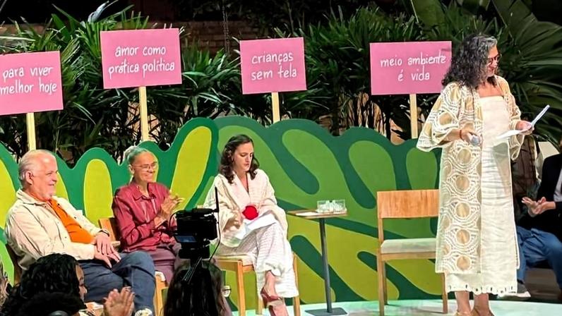 A partir da esq., Márcio França, Marina Silva, Marina Helou e Marina Bragante (de pé) durante ato em São Paulo