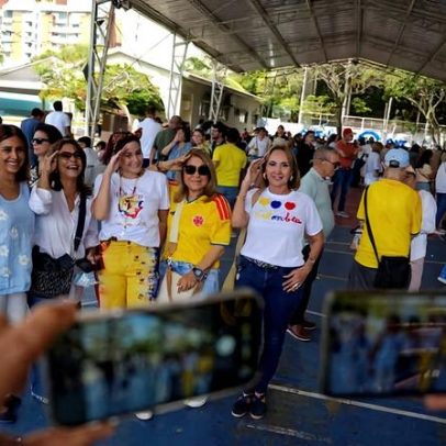 Colombianos usam símbolos de futebol para votar durante duelo entre candidatos