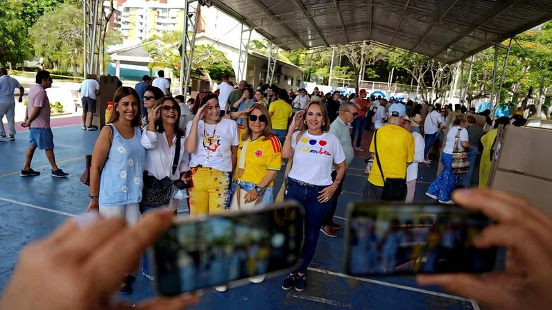 A médica Paula Mora, 34, veste camisa com cores da Colômbia para votar em Bogotá