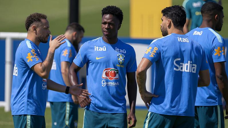 Neymar, Vini Jr. e Paquetá conversam em treino da seleção brasileira em Nova Jersey (EUA); Brasil pode encarar Japão na 1ª partida eliminatória desta Copa