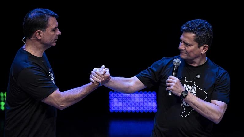 O senador Sergio Moro (PL) ao lado de Flávio Bolsonaro em evento sobre segurança pública