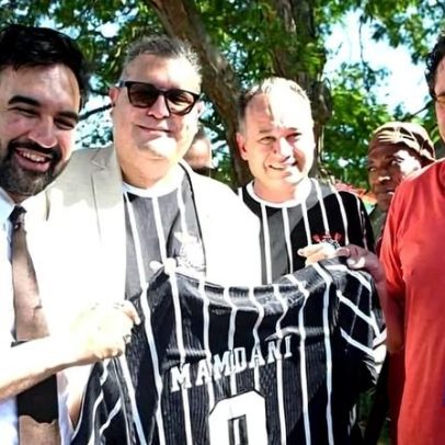 Prefeito de Nova York recebe camisa do Corinthians após Democracia Corinthiana