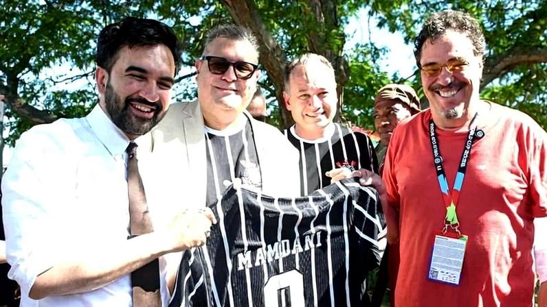 Zohran Mamdani foi presenteado com camisa do Corinthians