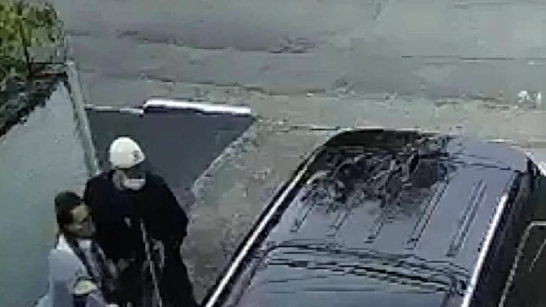 Criminosos entraram no salão junto à vítima e renderam clientes e funcionários; cinco celulares foram levados